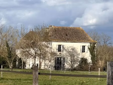 superbe propriété équestre avec maison de maître  deux annexes  trois écuries  au milieu d