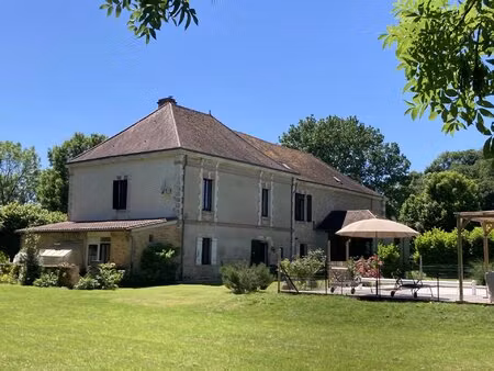 superbe ancien moulin rénové avec cadre rivière  appartement indépendant et piscine