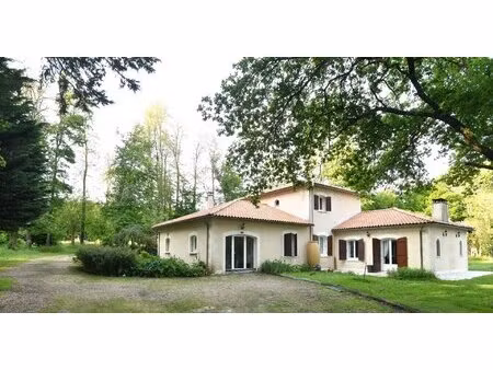 maison de quatre chambres avec 14 hectares et un lac.