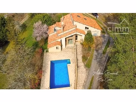 maison d'architecte avec dépendance sur un terrain d'1ha600