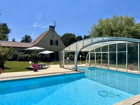 belle villa avec terrain de tennis et piscine à quelques minutes de bergerac