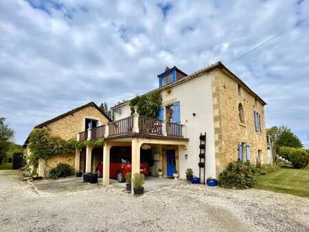 belle maison familiale avec appartement indépendant et son propre lac !