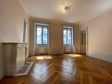 t4 de caractère au centre ville  rue de lorraine - cuisine équipée