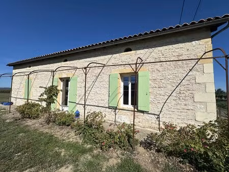 maison de village en pierre récemment rénovée avec grange et garage