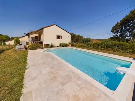 propriété dans hameau de trois chambres avec vue imprenable.