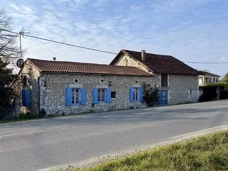 charmante maison en pierre avec dépendances sur un terrain arboré