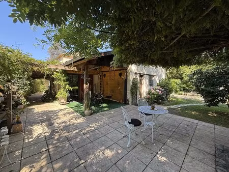 maison en pierre de 3 chambres avec un grand jardin arboré bordé par un ruisseau