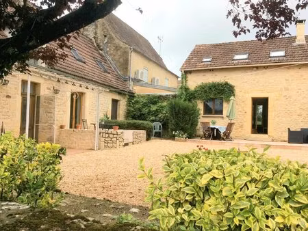 parfaitement situé à proximité de sarlat et montignac - ensemble de bâtiments avec piscine
