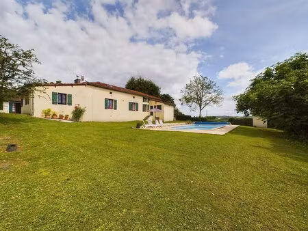 propriété de quatre chambres avec maison d'amis et vues panoramiques