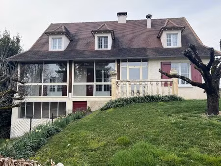 très grande maison sur sous-sol de 7 chambres
