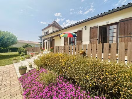 maison de 4 chambres avec un garage double et un potentiel de développement supplémentaire