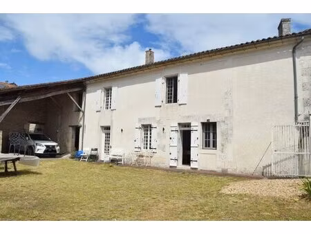 propriété de village de caractère de 3 chambres  granges et jardin