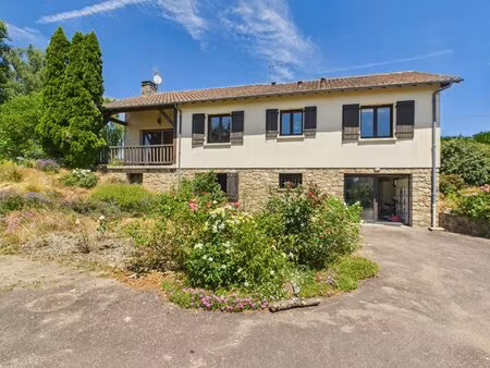 maison spacieuse avec jardin et garage – en bordure de village