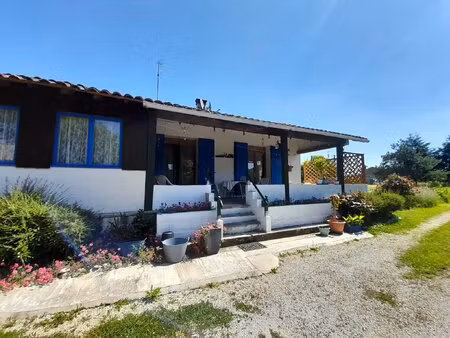 jolie maison de village de 3 chambres avec piscine et garage