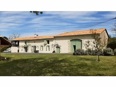 grande maison de campagne  à proximité des commodités