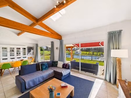 propriété immaculée avec piscine proche de toutes les commodités