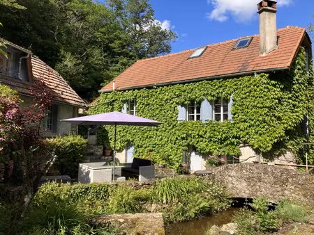 la vie sur le fleuve  où l'historique côtoie l'ultramoderne