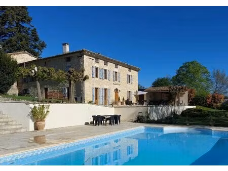 bel ensemble comprenant deux maisons avec piscine et 1 ha de terrain avec des vues sublime