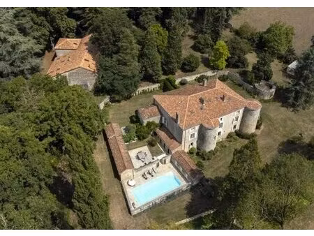 château médiéval magnifiquement rénové