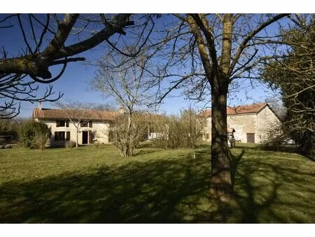 belle maison en pierre rénovée de 4 chambres  une grande grange et de grands jardins