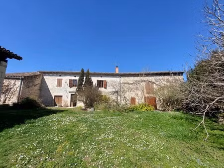 charmante propriété en pierre au cœur du triangle d'or !