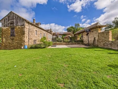 corps de ferme renové avec 2 ha de terrain à pied des commerces