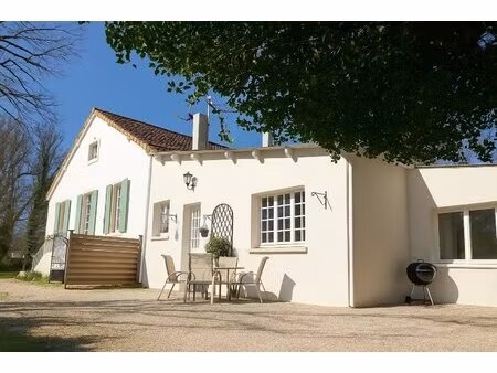 propriété attrayante avec une grande surface habitable et un grand terrain privé