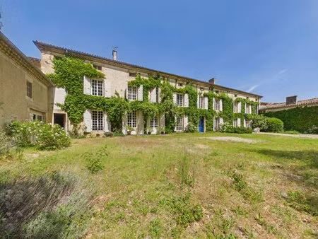 castres: manoir avec 5 ha de terrain et 6 boxes pour chevaux.