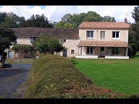 belle maison avec gite  dépendances et grand jardin