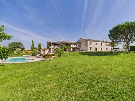ancienne maison de vigneron rénovée avec goût  gîte et piscine au cœur de la campagne tarn