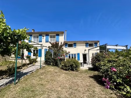 superbe maison de village de 3 chambres dans de beaux jardins privés avec vues panoramique