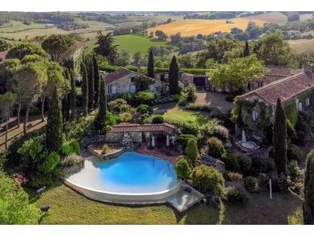un coin de paradis avec des vues panoramiques à cordes-sur-ciel