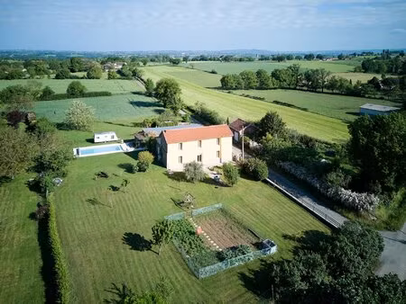 maison en pierre écoénergétique avec potentiel de revenus  piscine et superbes jardins