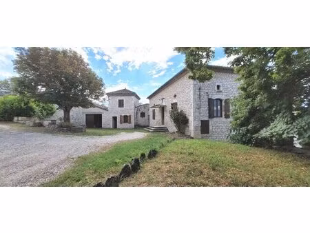 maison en pierre avec grange  pigeonnier et vue dégagée
