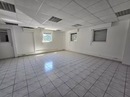 location bureau 2 pièces 75 m² à nîmes (30000)
