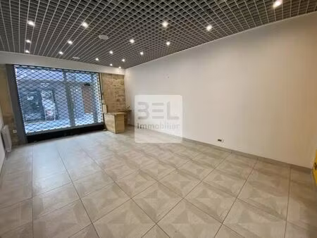 location commerce 4 pièces 91 m² à bagnols-sur-cèze (30200)