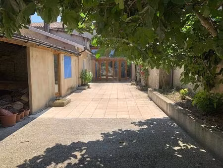 maison de village de trois chambres avec jardin