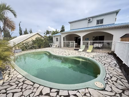 à vendre belle maison familiale entièrement climatisée ave