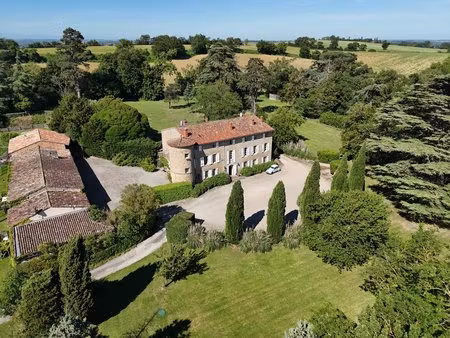 château médiéval avec 6.5 hectares  dépendances et vue sublime