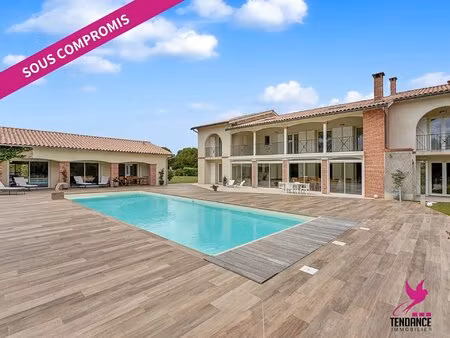 propriété de 430 m² avec piscine  garage et dépendances sur 2 2 hectares.
