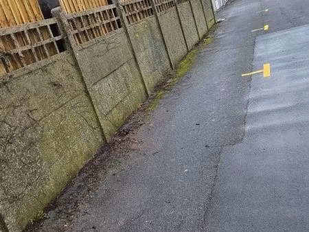 ensemble de 3 grandes places de parking non couverte dans espace fermé et sécurisé henin b