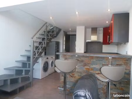 très beau t2 en duplex récent et meublé