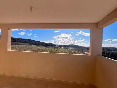 location t2 avec terrasse  vue sainte victoire et parking