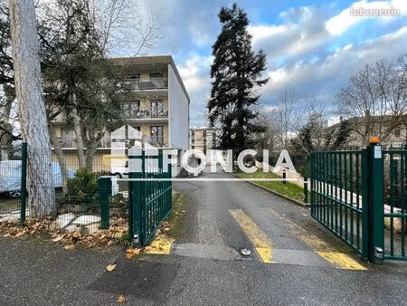 parking decines charpieu