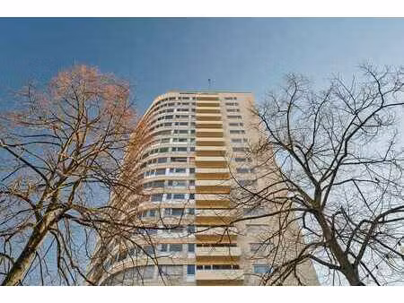 lumière  vue et cachet dans immeuble moderniste