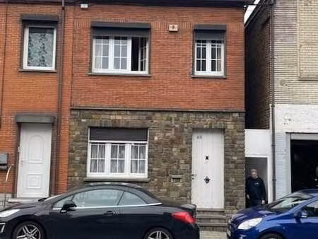 maison d'habitation avec terrasse  jardin et petit entrepôt