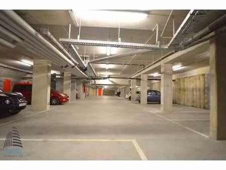 parking intérieur sécurisé face à forest national