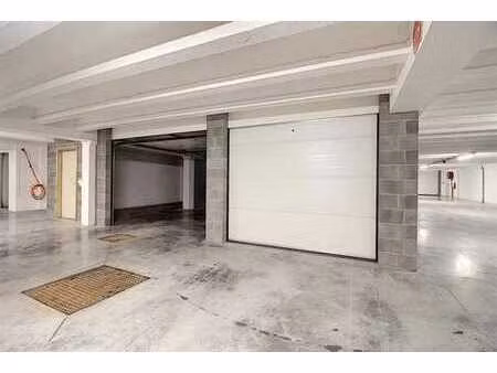 vaste garage couvert avec vidéo surveillance. libre le 1er j