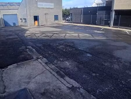 batiment commercial avec bureau et parking