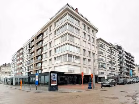 commerce avec situation unique au centre de sint-idesbald